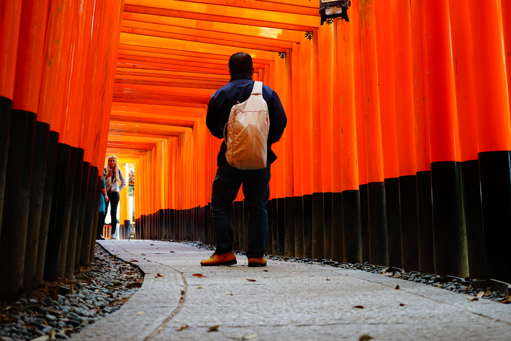 朱色のトンネル