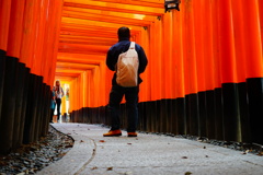 朱色のトンネル