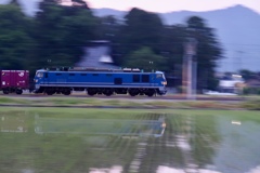 夜明け前の貨物列車