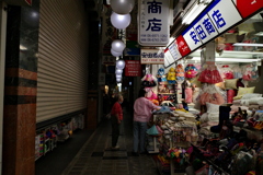 雑貨店が並ぶ路地裏