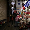 雑貨店が並ぶ路地裏