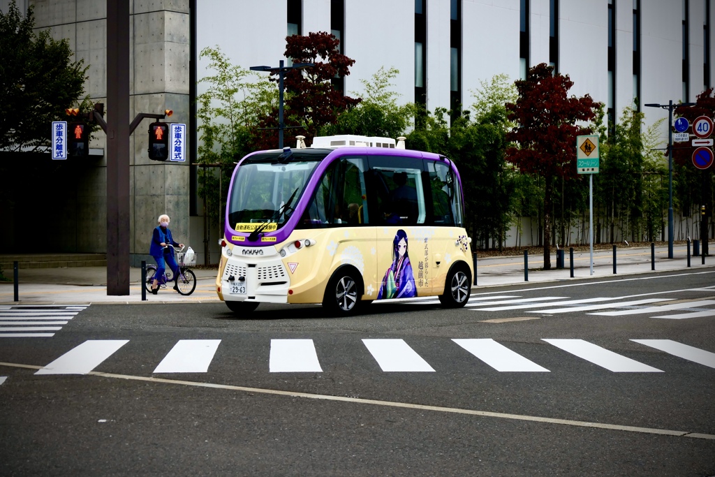 自動運転の試験走行バス。滑らかな運転です。