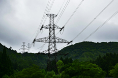 送電線。山を越える