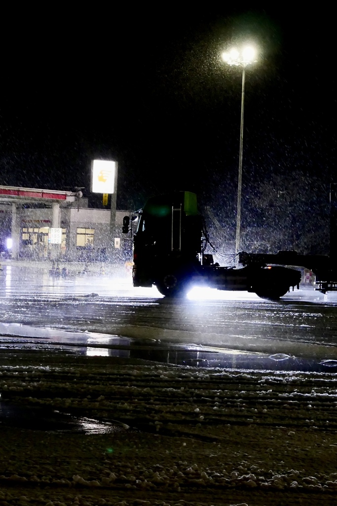 夜明け前のトレーラー