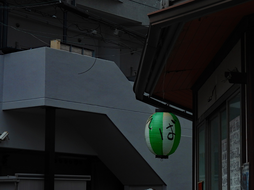 遠慮がちな蕎麦屋の看板