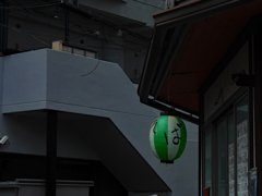 遠慮がちな蕎麦屋の看板