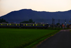 一番電車の窓明り
