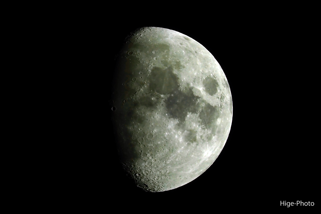 闇夜に浮かぶ