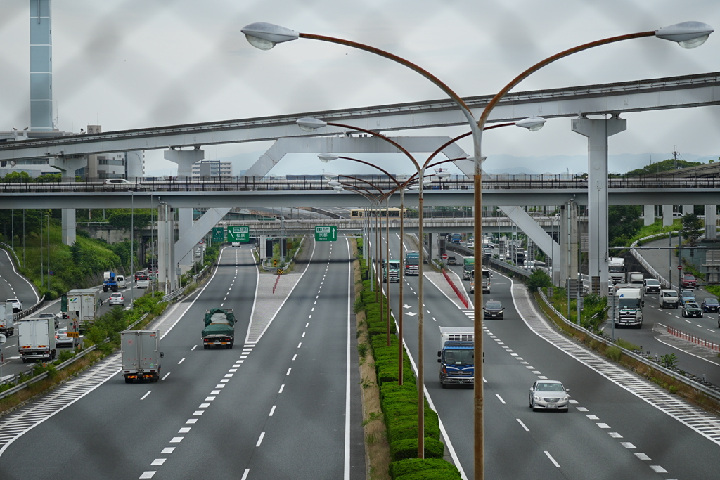 金網越しの高速道路