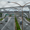 金網越しの高速道路