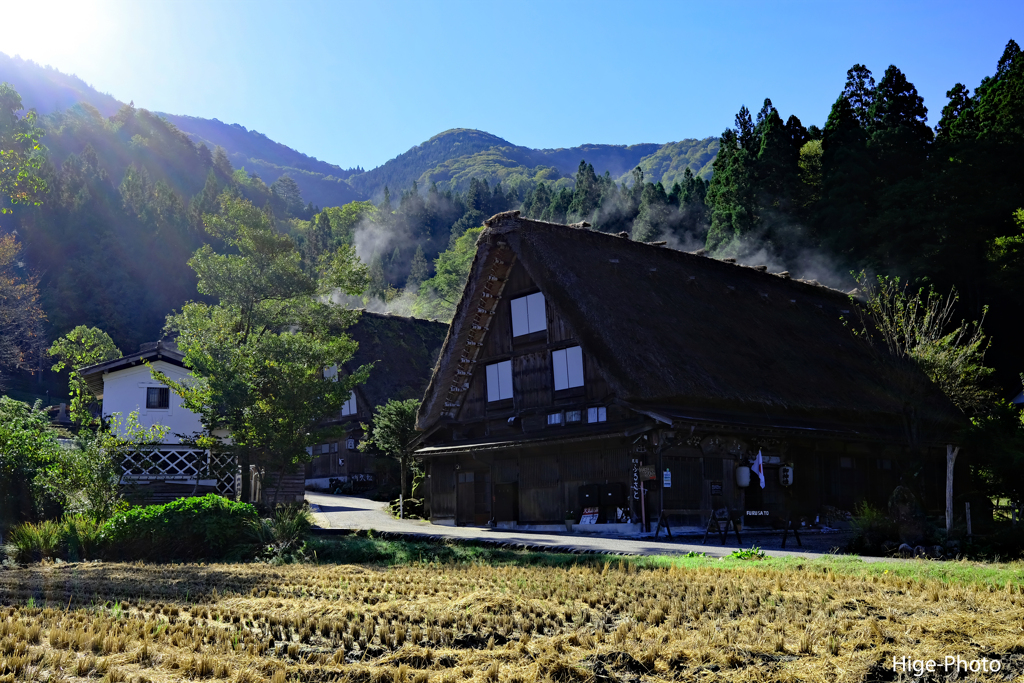 藁ぶきの湯気