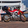 バイクで島に渡る人