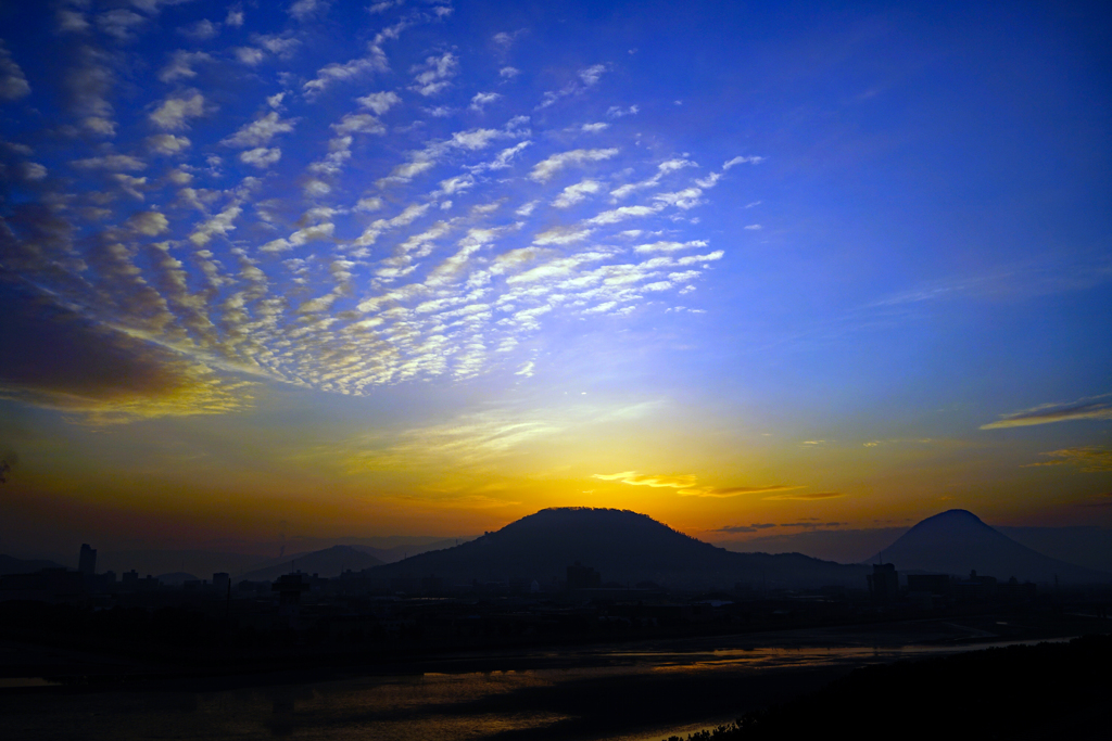 夜明けは青空、うろこ雲