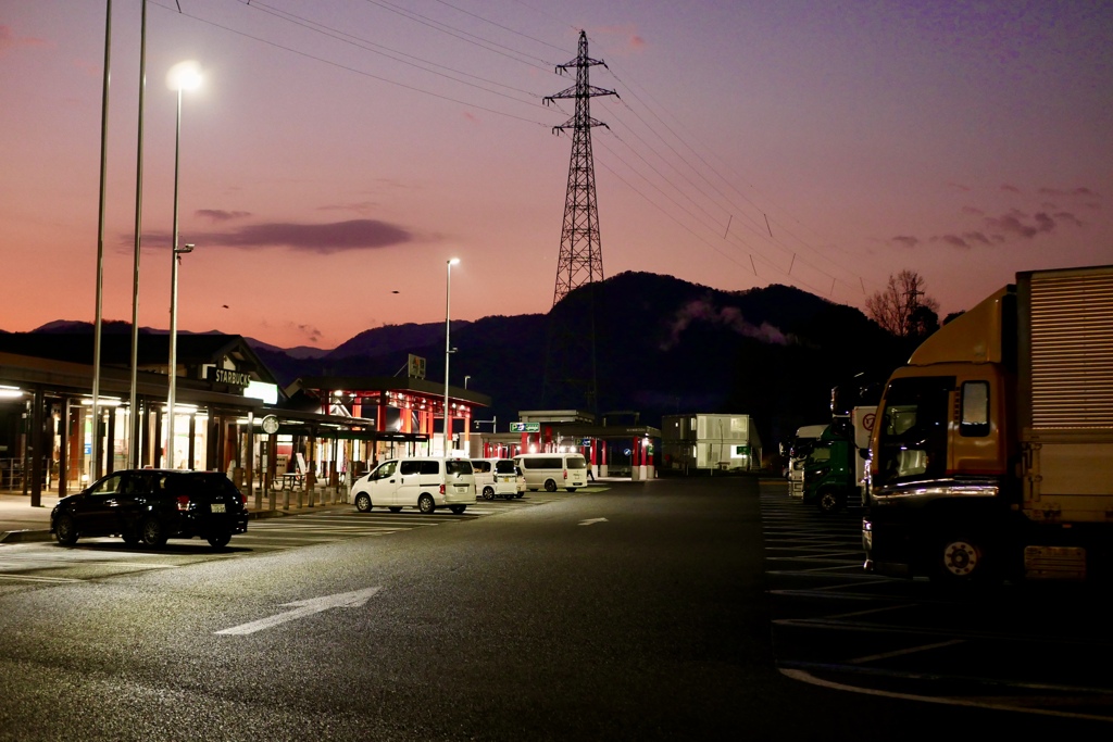 朝焼けのサービスエリア