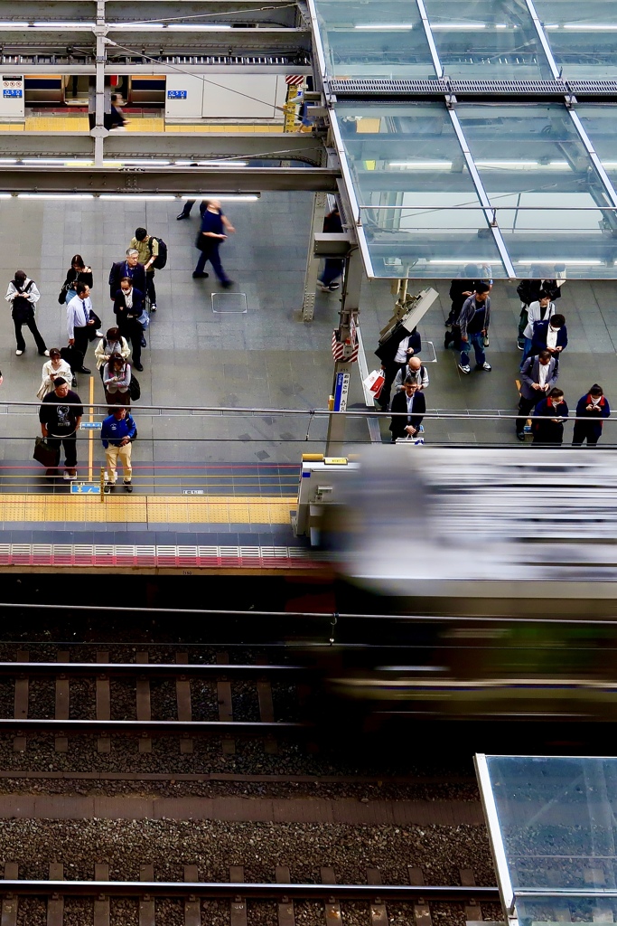 滑り込む電車