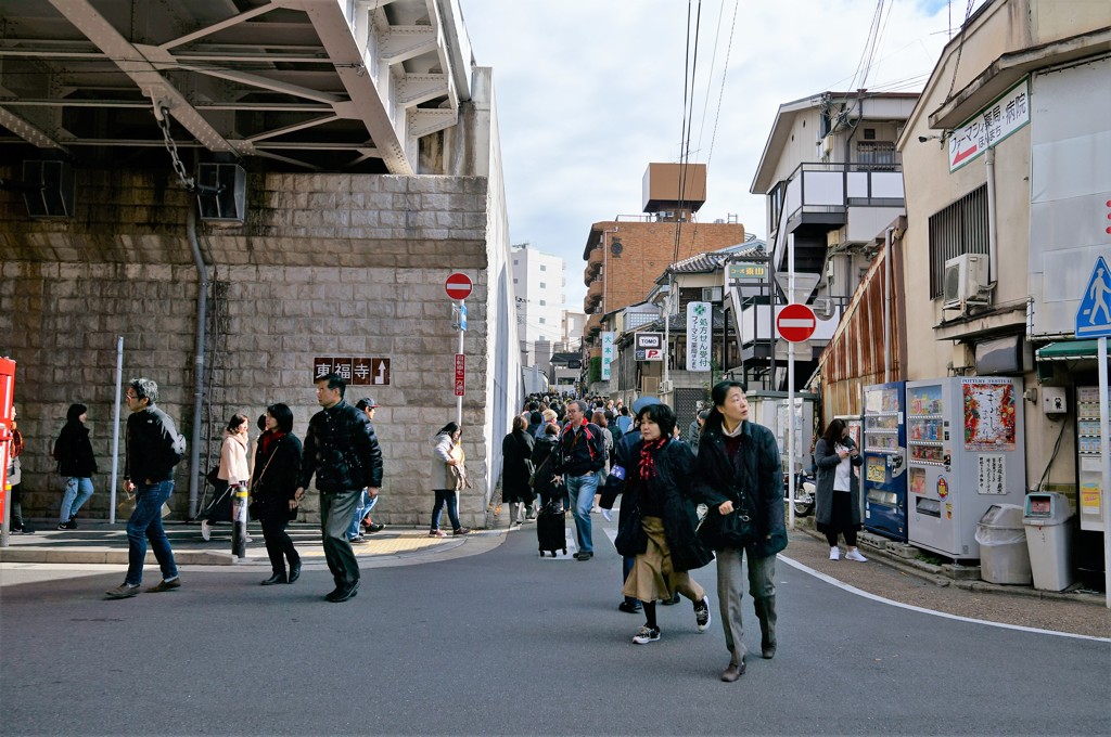 駅から東福寺へ。人の河