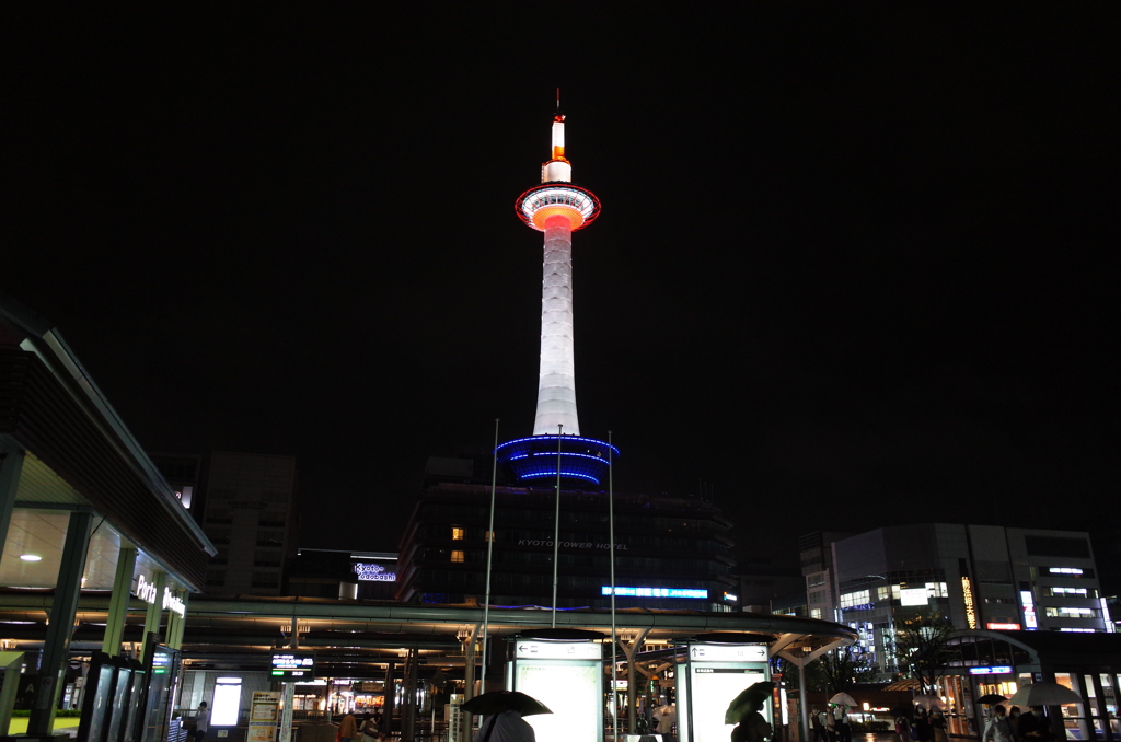 京都は雨の夜から始まった