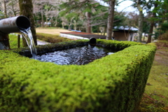 冷たい水汲み