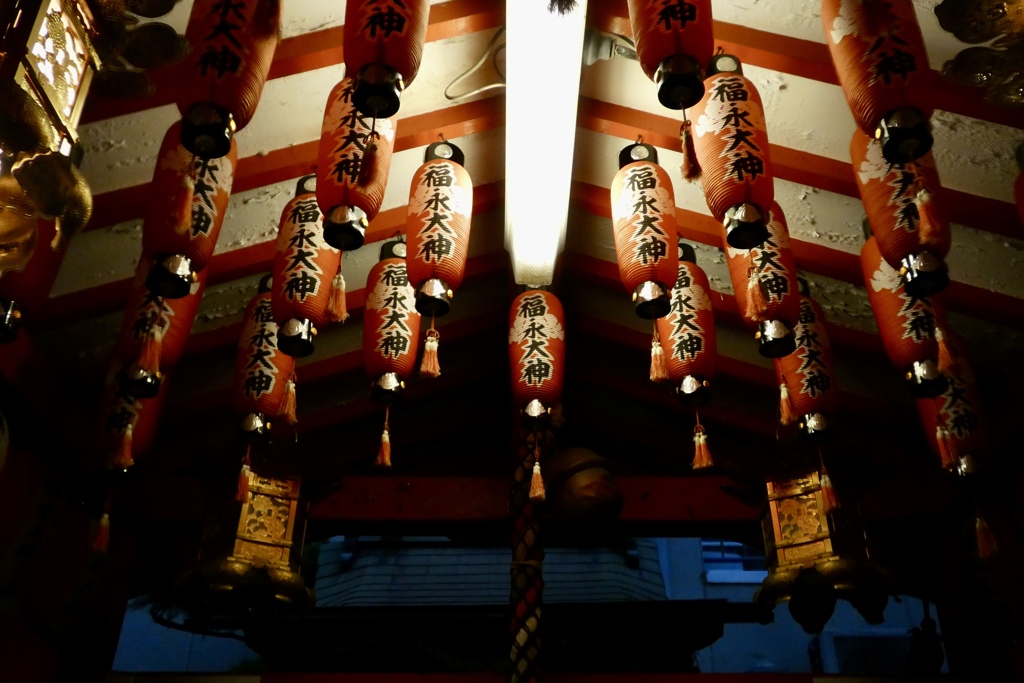 小さい神社の提灯