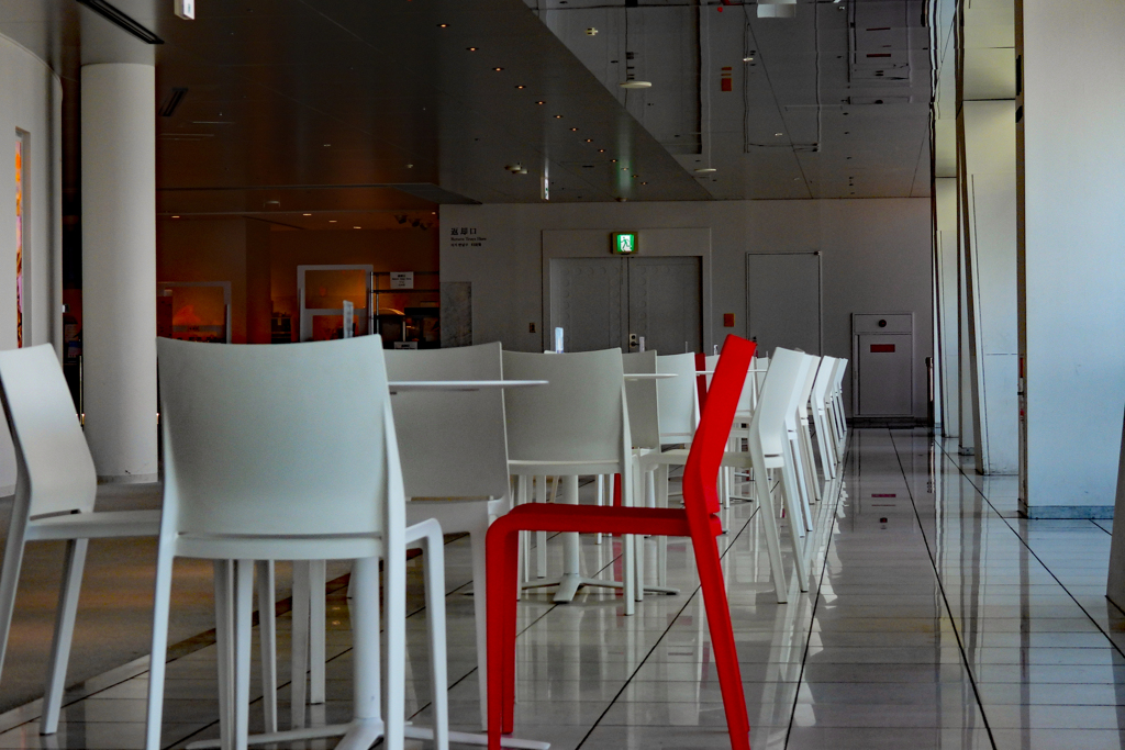 赤い椅子は誰のため？