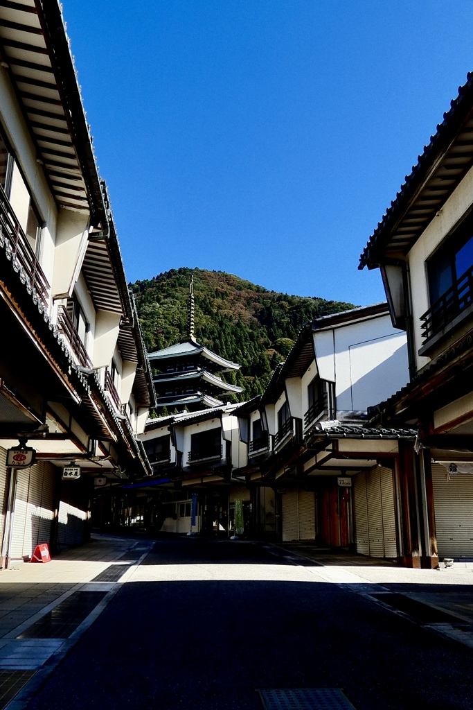 参道からの五重の塔