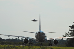 戦闘機と旅客機が共存する空港