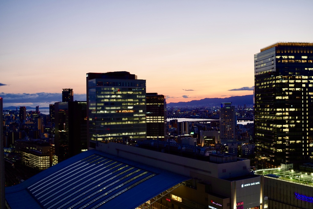 夕陽のビル街