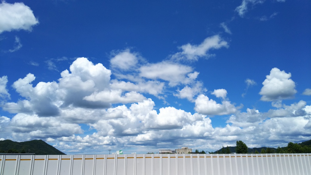 白い壁、青い空、白い雲