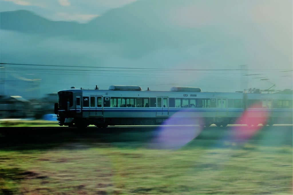 各駅停車。朝陽の中で疾走