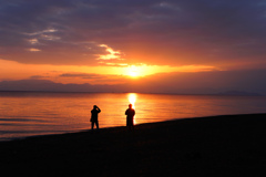 先客。琵琶湖の朝陽