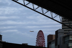 大阪駅と観覧車と飛行機と