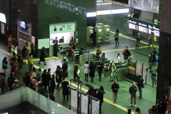 足早の人々・京都駅