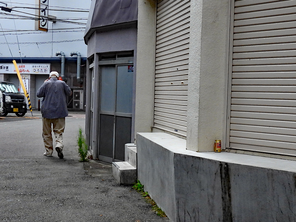 通天閣真下。おっちゃん空き缶置いていきはった