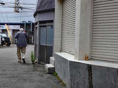 通天閣真下。おっちゃん空き缶置いていきはった