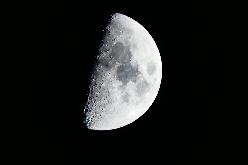 今夜のお月さん。真半分