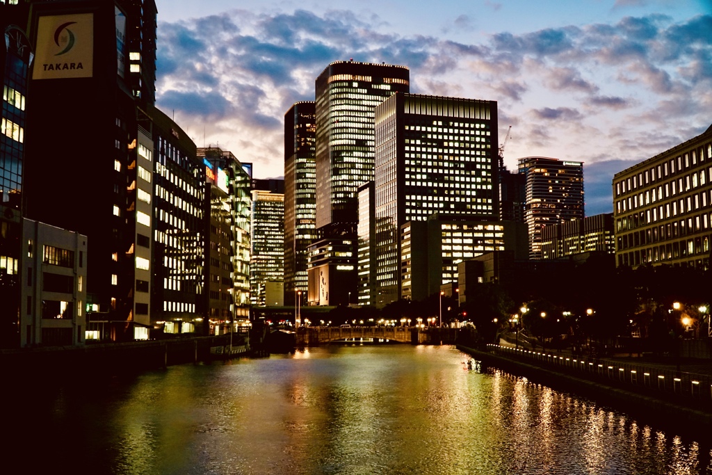 ビルの夕暮れ