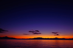 琵琶湖。日の出の始まり