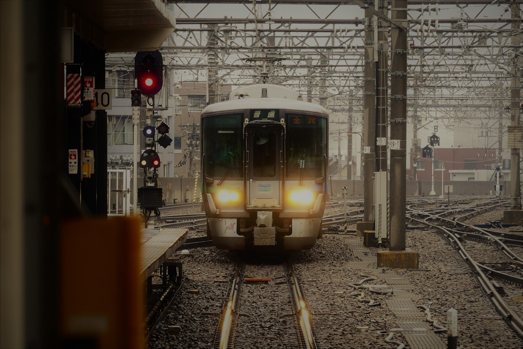 雨の入線。金沢駅