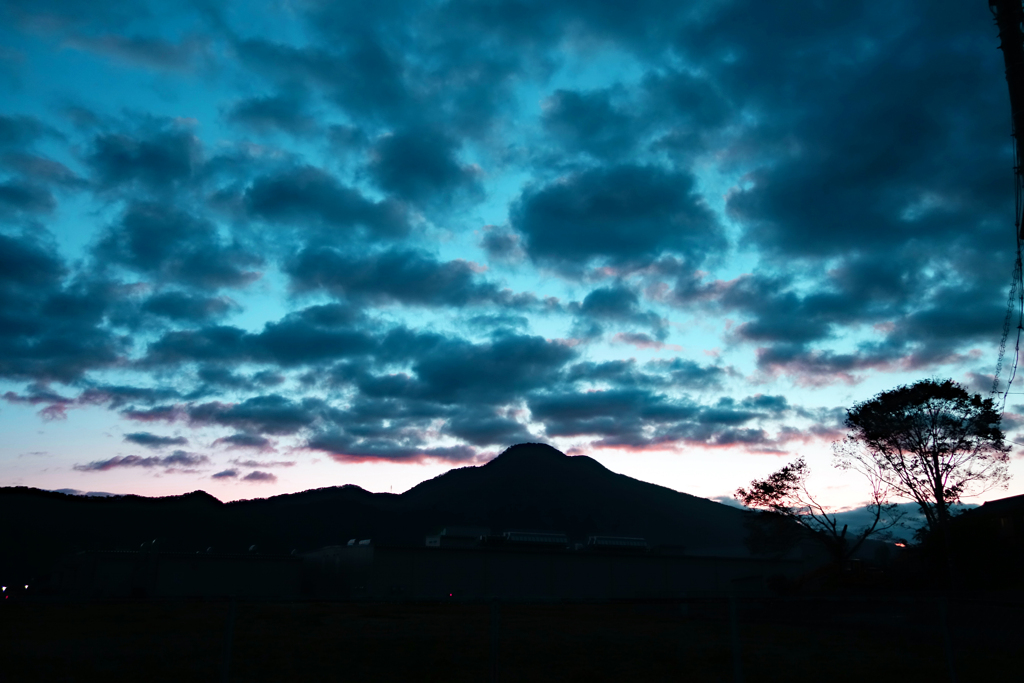 冷え込む朝空