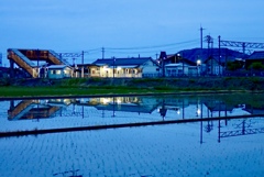 田んぼに映る駅