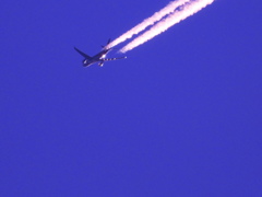 飛行機雲の.その先は…