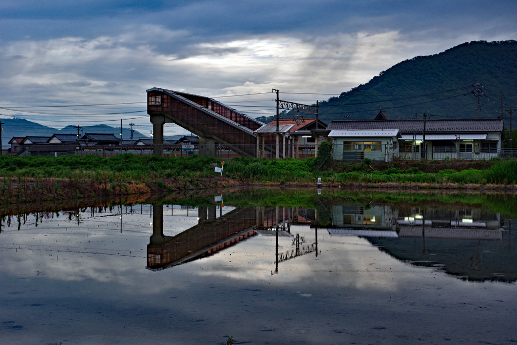 曇天の無人駅