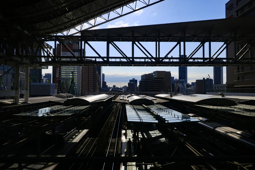 駅のホームは並ぶ
