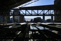 駅のホームは並ぶ