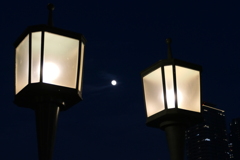 街燈と月