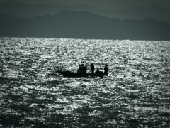 キラキラ海原と釣り船