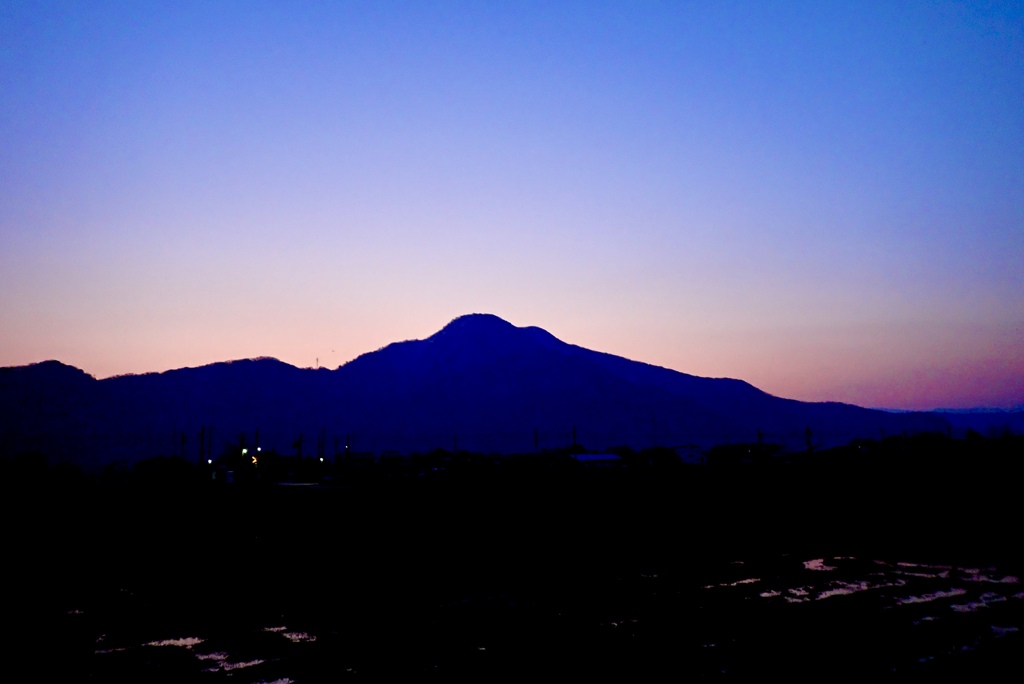 霞んだ朝陽