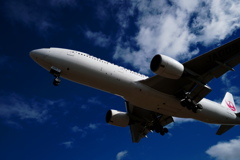 青空に白い飛行機