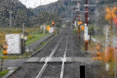 窓の外は雨