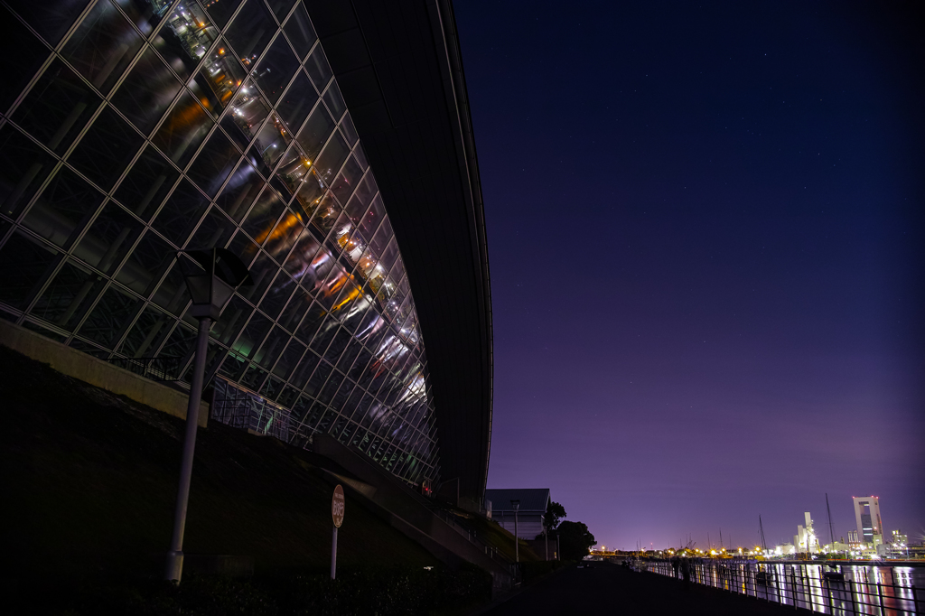 ガラスの中の工場夜景